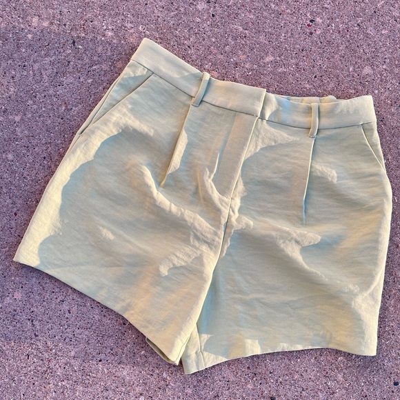 Abercrombie and Fitch tailored high waisted Sloane shorts pea green pastel - Picture 2 of 3